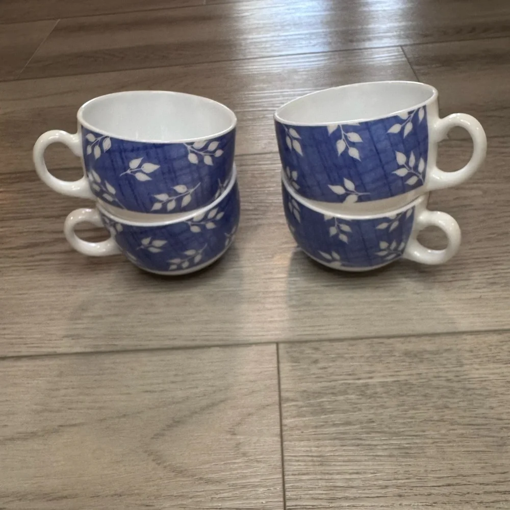 ARCOPAL FRANCE Cups Milk Glass 6oz BLUE WHITE LEAF DESIGN Set of 4 cups Vintage